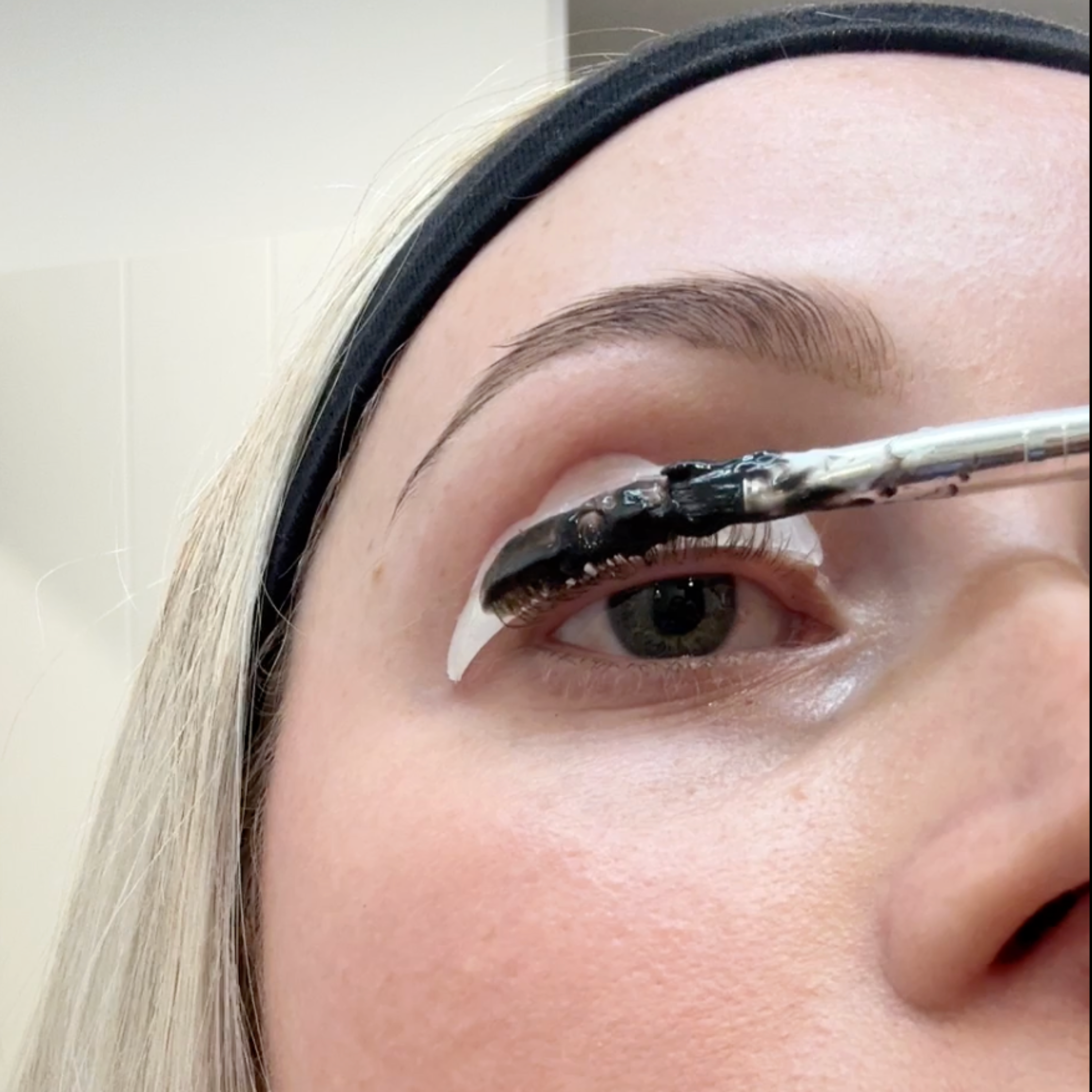 Applying tint formula to eyelashes using a brush