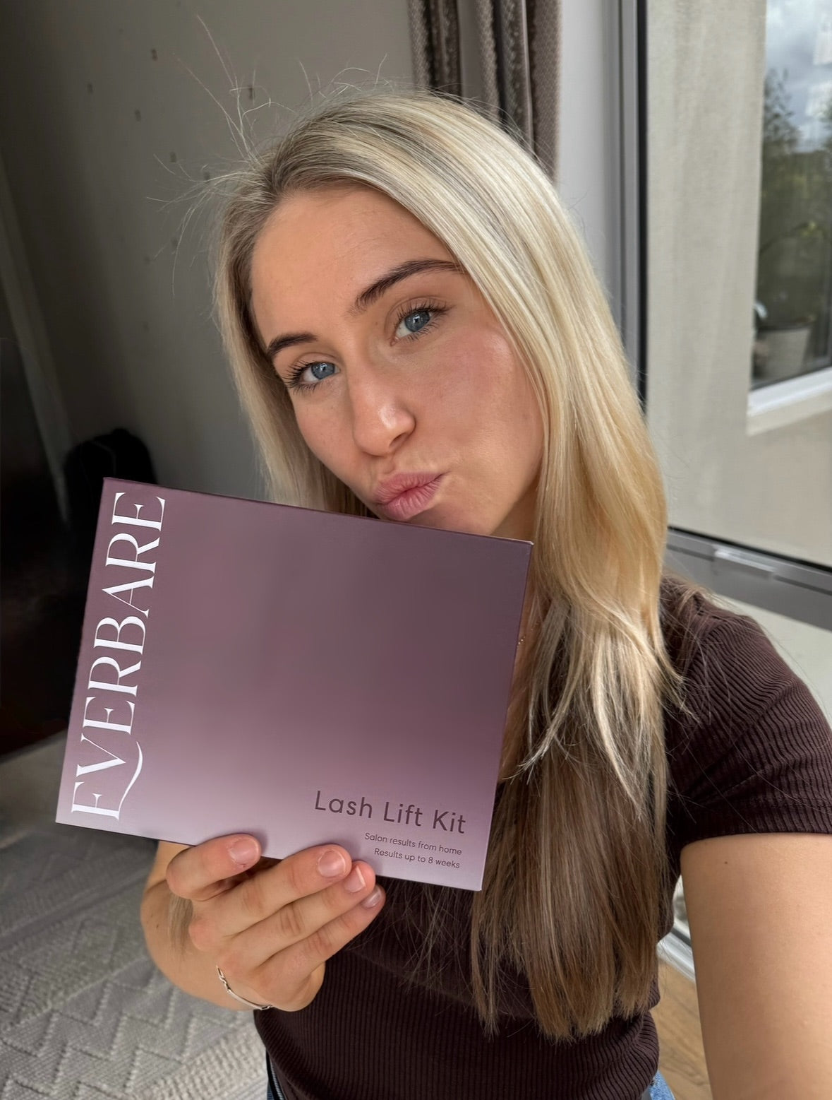 Person holding a 'EVERBARE Lash Lift Kit' box in front of their face.